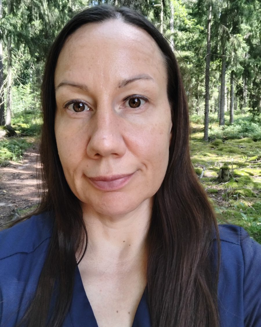 Janica Laine, sairaanhoitaja (YAMK), ulkona metsäpolulla.