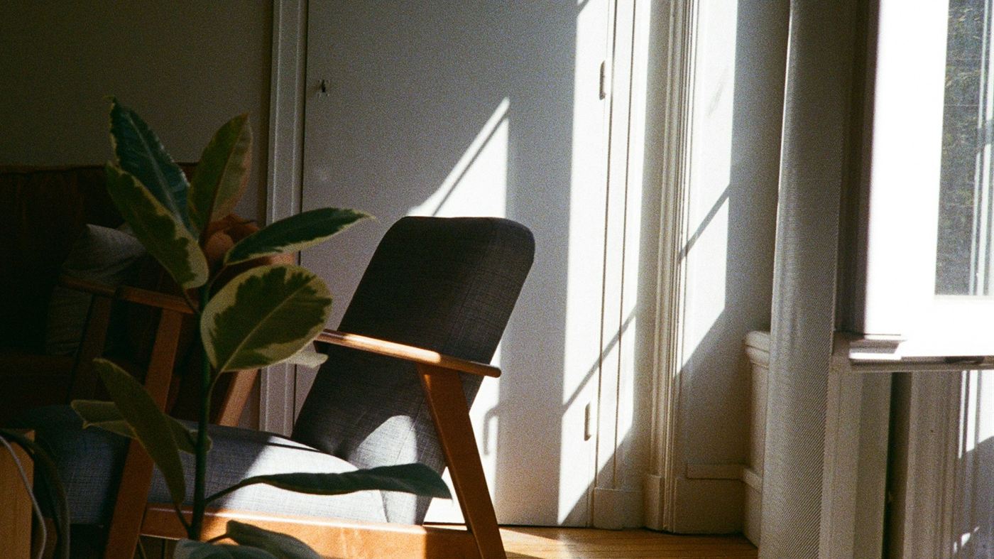 Tuoli ikkunan ääressä valoisassa huoneessa.